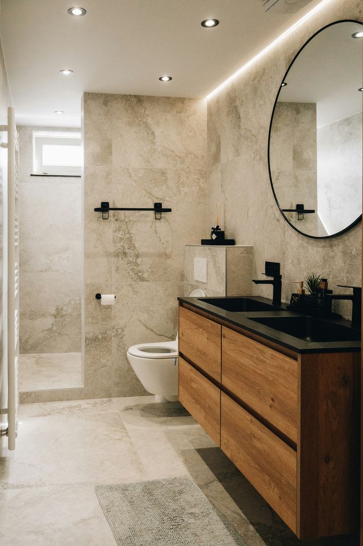 Bathroom with large-format stone-look tiles on the walls and floor
